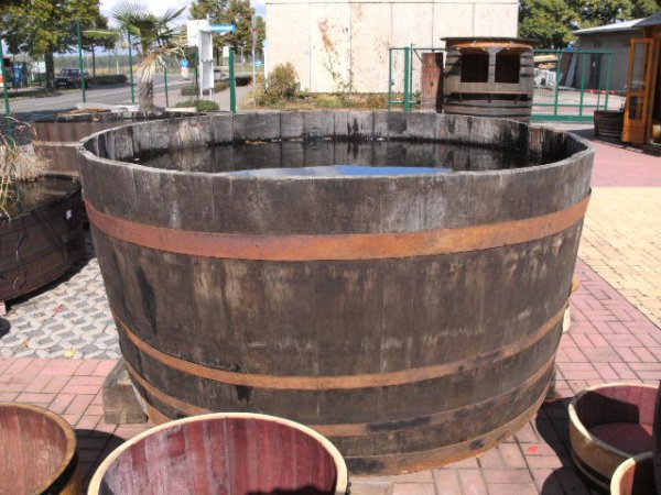 2500 Liter Eichenfasshälfte Durchmesser 215cm und Höhe 106cm.