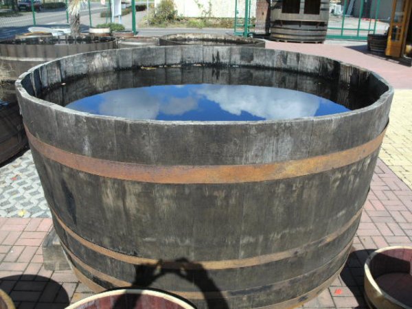 2500 Liter Eichenfasshälfte Durchmesser 215cm und Höhe 106cm.