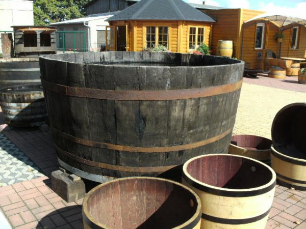 2500 Liter Eichenfasshälfte Durchmesser 215cm und Höhe 106cm.