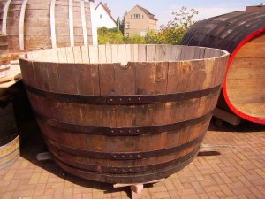 1750 Liter Eichenfasshälfte Durchmesser 181cm und Höhe 97cm.