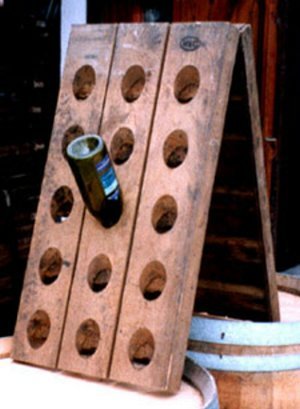 30er Champagner Rüttelbrett, Rüttelpult, als Dreieck, Weinregal