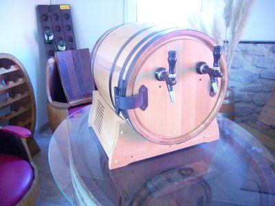 Fass-Schankanlage mit zwei Edelstahlauslaufhähne.