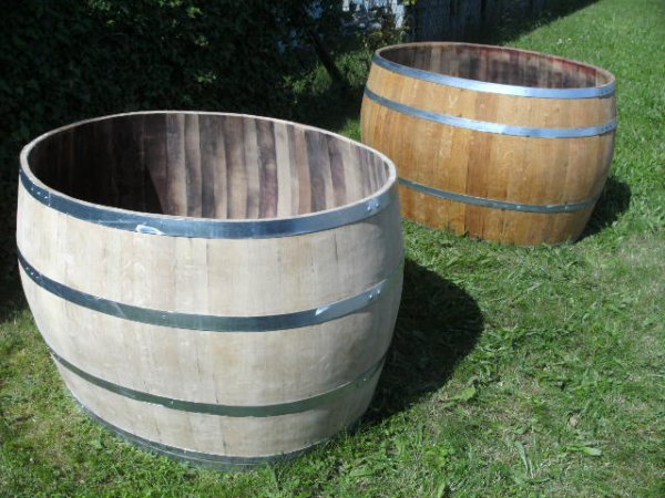 400Liter Eichenfasshälfte Durchmesser 120x90cm und Höhe 67cm.