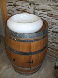 Waschtischunterschrank aus gebrauchtem 225L Eichenfass mit Keramik Waschbecken rund