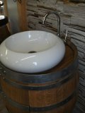 Waschtischunterschrank aus gebrauchtem 225L Eichenfass mit Keramik Waschbecken rund