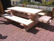 Rundbohlen-Sitzgarnitur 2M-RBSG-4FB massiv 2x2m+2x0,6m Bänke ohne Rüceknlehnen + 1 Tisch alle Teile mit Länge je 2m.