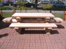 Rundbohlen-Sitzgarnitur 2M-RBSG-4FB massiv 2x2m+2x0,6m Bänke ohne Rüceknlehnen + 1 Tisch alle Teile mit Länge je 2m.