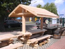 2.3m Rundbohlen-Sitzgarnitur 23M-RBSG-2FB+D massiv 2 x feste Bänke ohne Rückenlehnen + 1 x Tisch + SateldachDach