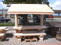 2.3m Rundbohlen-Sitzgarnitur 23M-RBSG-2FB+D massiv 2 x feste Bänke ohne Rückenlehnen + 1 x Tisch + SateldachDach