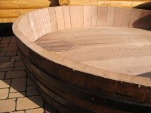 Seltenes ca. 1200 Liter runder Miniteich aus Eichenfasshälfte Durchmesser 235cm und Höhe 50cm.