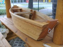 NORDIKA-28S schwimmfähiges Holzboot fertig lackiert Designboot als Garten-Dekoration