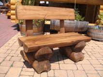 1m Sitzbank 1M-RBSB-RL-HRB aus massiven Rundbohlen mit 20cm Durchmesser mit 1m Länge, und mit HRB-Rückenlehne