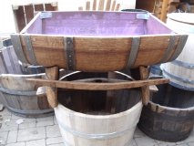 115 Liter quer gebrauchtes Barrique-Eichenfasshälfte mit schönem Lagerbock aus massivem Eichenholz