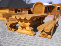 2m 2M-RBSB-RL-HRB Sitzbank mit Rückenlehne aus Halbrundbohle, alle Teile aus massiven Rundbohlen mit 20cm Durchmesser mit 2m Länge