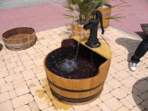 100 Liter Fassbrunnen Fass-Regentonne mit Schwengelpumpe und elektrishe Kreiselpumpe