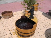 100 Liter Fassbrunnen Fass-Regentonne mit Schwengelpumpe und elektrishe Kreiselpumpe