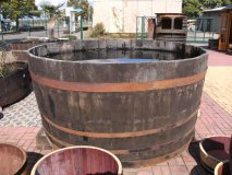 2500 Liter Eichenfasshälfte Durchmesser 215cm und Höhe 106cm.