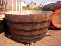 1750 Liter Eichenfasshälfte Durchmesser 181cm und Höhe 97cm.