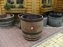 200 Liter Weinfass Regentonne aus gebr. Eichenfass wahlweise mit schwarzen Ringen Miniteich Holzfass Pflanzkübel Regenfass Wasserfass