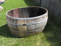 400Liter Eichenfasshälfte Durchmesser 120x90cm und Höhe 67cm.